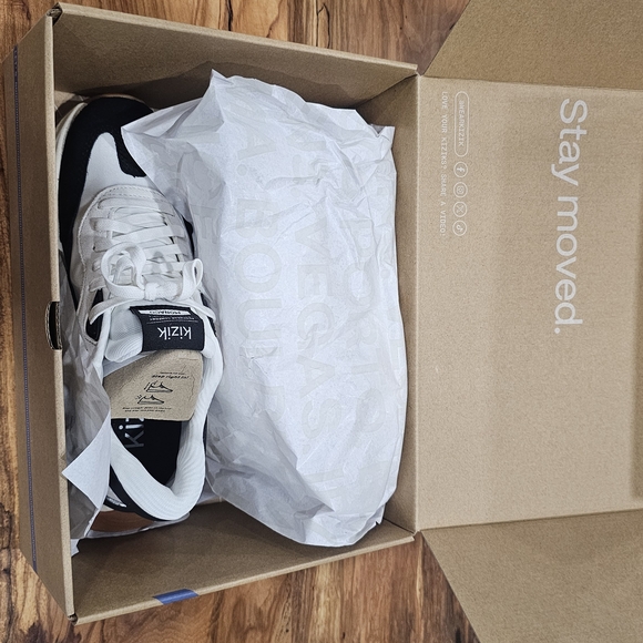 Kizik Monaco Women's Black and White Sneakers - Picture 4 of 8